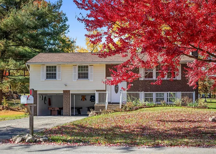 Modern And Accessible 5 Bedroom Home In Cranberry, Pittsburg With Game Room